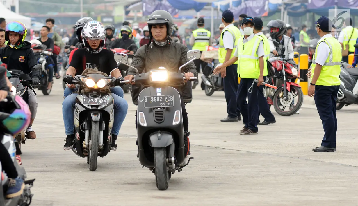 Pemudik bermotor pindah dari Dermaga 6 ke Dermaga 1-5 di Pelabuhan Merak, Banten, Jumat (23/6). H-2 Lebaran 2017, ribuan pemudik bermotor memadati Dermaga 6 Pelabuhan Banten. (Liputan6.com/Helmi Fithriansyah)
