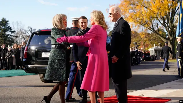 Presiden AS Joe Biden dan ibu negara Jill Biden menyambut Presiden Prancis Emmanuel Macron dan istrinya Brigitte Macron dalam Upacara Kedatangan Negara di South Lawn Gedung Putih di Washington, Kamis, 1 Desember 2022. (AP Photo/Andrew Harnik)