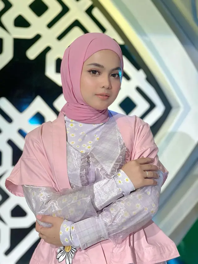 6 Gaya Putri D'Academy dalam Balutan Hijab, Banjir Pujian