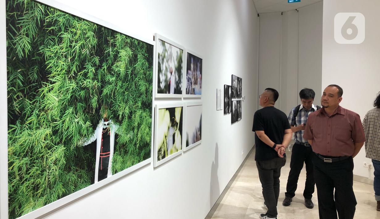 Pengunjung mengamati karya fotografi yang dipajang dalam pameran bertajuk Innovation di Erasmus Huis, Jakarta, Kamis (5/3/2020). Pameran yang menceritakan tentang inovasi dari karya dari 10 pewarta foto tersebut berlangsung hingga 5 April 2020. (Liputan6.com/Immanuel Antonius)