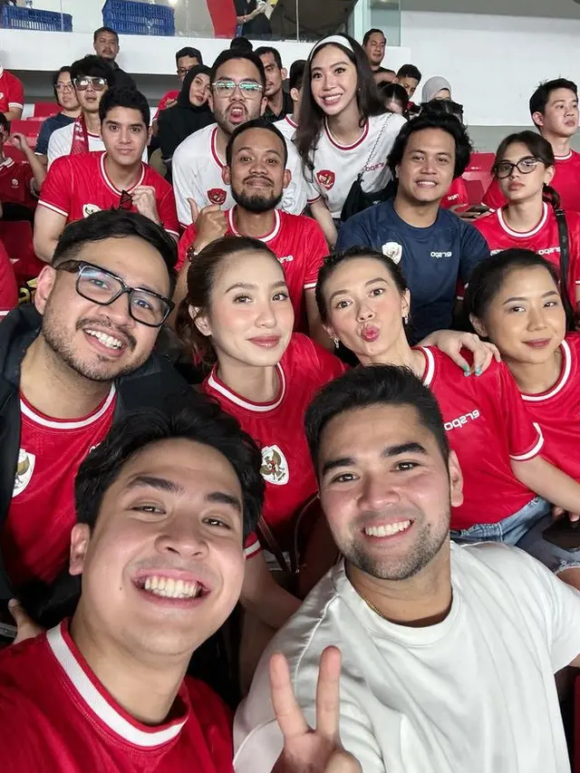 Gaya Yuki Kato Menyaksikan Timnas Indonesia vs Arab di GBK. [@jeromepolin]