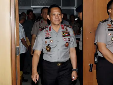 Kapolri Jenderal Pol Tito Karnavian bersiap mengikuti raker dengan Komisi III DPR di Kompleks Parlemen Senayan, Jakarta, Rabu (14/3). Rapat membahas persiapan Polri dalam pengamanan Pilkada Serentak 2018. (Liputan6.com/Johan Tallo)