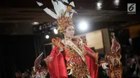 Finalis Kalimantan Timur, Amel Barack menampilkan bakat dalam balutan busana tradisional dari daerahnya saat babak preliminary Miss Grand Indonesia 2018 di Jakarta, Senin (16/7). Sebanyak 30 finalis mencapai babak preliminary (Liputan6.com/Faizal Fanani)