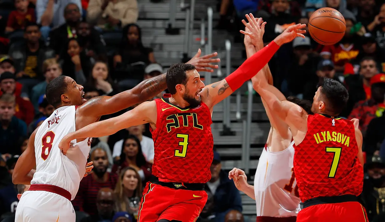 Pebasket Atlanta Hawks, Marco Belinelli, berebut bola dengan pebasket Cleveland Cavaliers, Channing Frye, pada laga NBA di Philips Arena, Atlanta, Kamis (30/11/2017). Hawks kalah 114-121 dari Cavaliers. (AP/Kevin C. Cox)