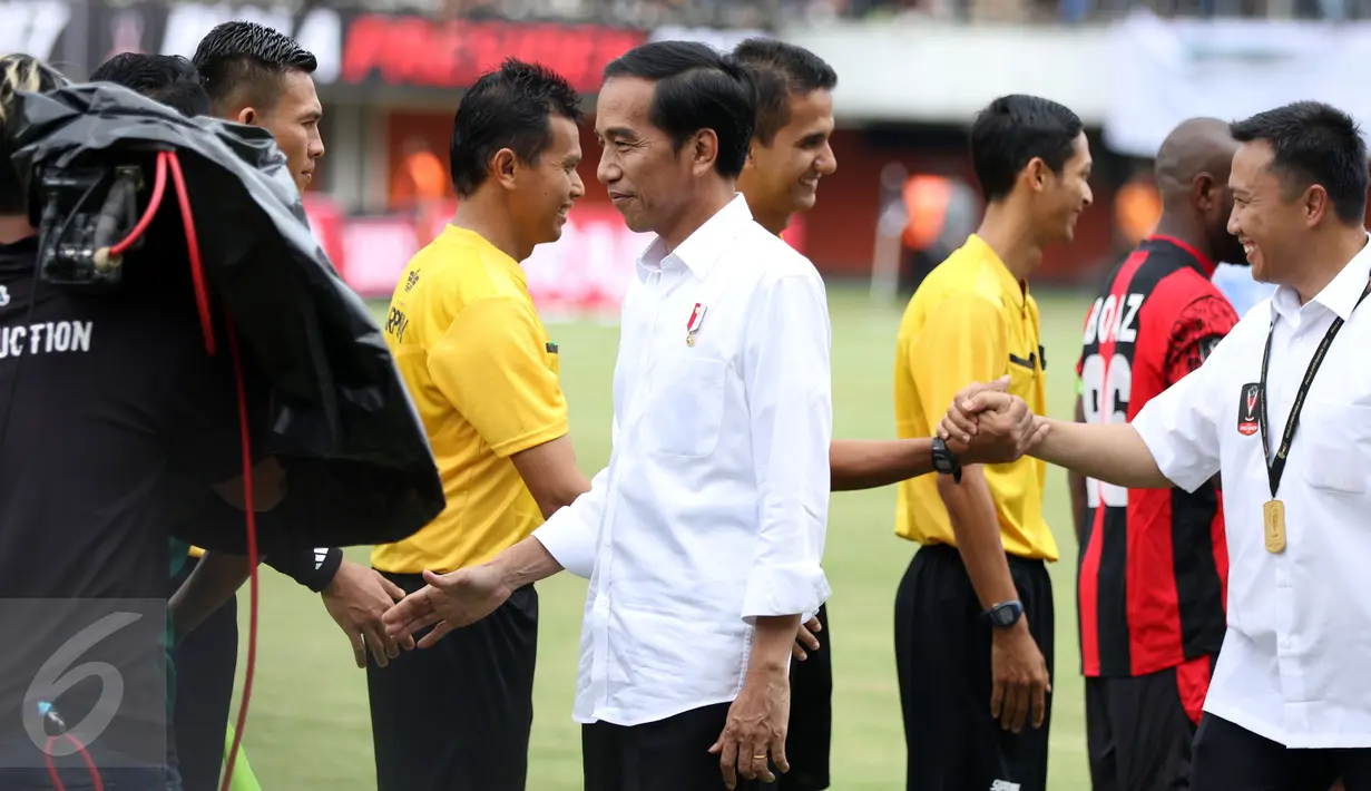 Presiden Joko Widodo menyalami pemain PSS dan Persipura saat pembukaan turnamen Piala Presiden 2017 di Stadion Maguwoharjo, Sleman, Sabtu (4/2). 31.000 penonton menyaksikan laga pembuka turnamen Piala Presiden 2017. (Liputan6.com/Helmi Fithriansyah)