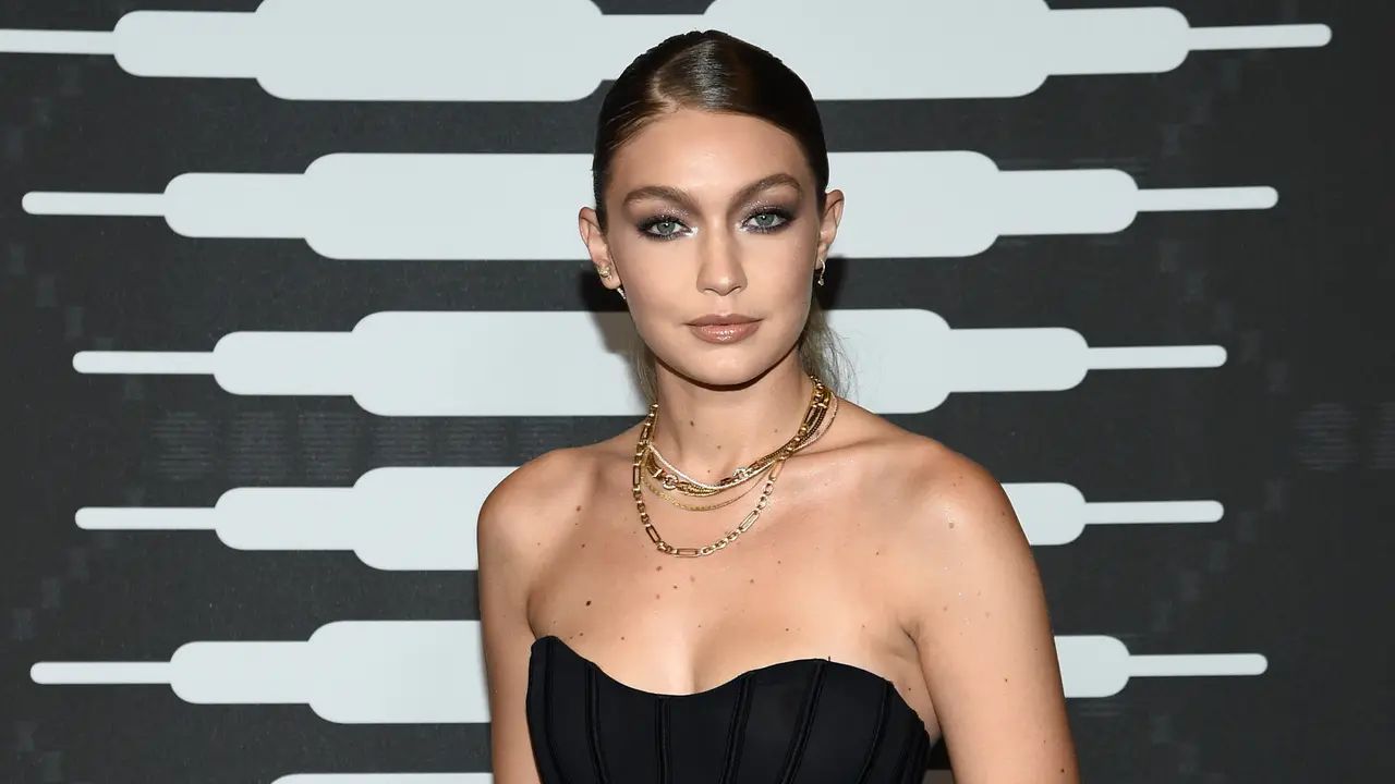 Bella dan Gigi Hadid Tampil dengan Lingerie Seksi di Show Savage x Fenty NYFW