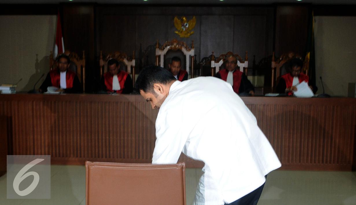 M. Nazaruddin tersangka Wisma Atlet bersiap duduk di kursi saat sidang vonis di pengadilan Tipikor, Jakarta,Rabu (15/6) Nazarudin divonis 6 tahun penjara denda 1 miliar subsider 1 tahun. (Liputan6.com/Helmi Afandi)