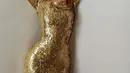 Sementara Kylie Jenner yang berusia 26 tahun tampil serasi dalam gaun Balenciaga off-shoulder berkilau dengan warna keemasan model sequin. [@kyliejenner]