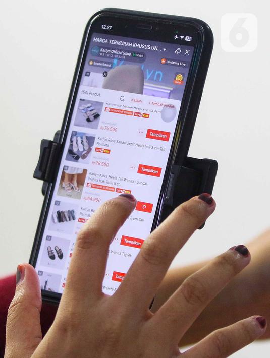 Saat ini, pelaku bisnis menggunakan platform digital seperti market place, online shop atau bahkan e-commerce untuk melakukan penjual dan pemasaran secara online. (Liputan6.com/Herman Zakharia)