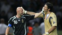 Kabar Buffon pensiun, pertama kali disampaikan oleh jurnalis spesialis transfer top Eropa, Fabrizio Romano. (AFP/Gabriel Bouys)
