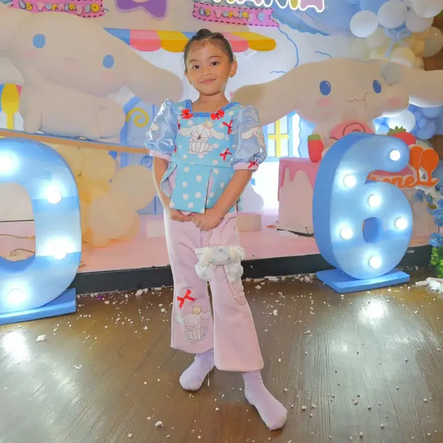 Gaya Kompak Sarwendah dan Ruben Onsu Rayakan Ulang Tahun Kedua Putrinya dengan Busana Custom