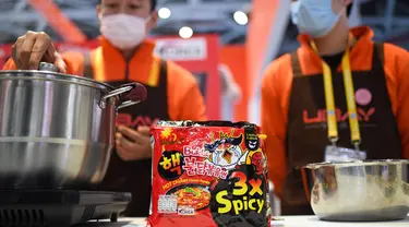 Seorang staf memasak mi kalkun di stan Samyang Foods Co., Ltd. di area ekshibisi Produk Makanan dan Pertanian Pameran Impor Internasional (China International Import Expo/CIIE) ketiga di Shanghai, China timur (5/11/2020). (Xinhua/Chen Yehua)