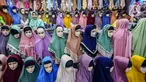 Ragam busana muslim dipajang di salah satu toko pakaian wanita di Pasar Cipulir, Jakarta Selatan, Rabu (6/3/2024). (Liputan6.com/Angga Yuniar)