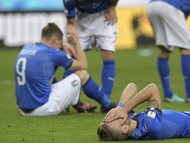 Para pemain Italia tampak bersedih usai gagal lolos ke Piala Dunia 2018 setelah disingkirkan Swedia di Stadion Giuseppe Meazza, Senin (13/11/2017). Italia bermain imbang 0-0 dengan Swedia. (AFP/Miguel Medina)