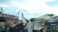 Cerita Emak-emak di Sukabumi 'Lawan' Angin Kencang hingga Lapak Nasi Kebuli dan Motor Terbalik