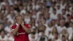 Penyerang Manchester United (MU) Anthony Martial bereaksi saat melawan Sevilla pada leg kedua babak perempat final final Liga Europa 2022/2023 di Estadio Ramon Sanchez-Pizjuan, Jumat (2/4/2023). (Photo by JORGE GUERRERO / AFP)
