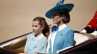 Kate Middleton&nbsp;(kanan) dan Putri Charlotte tiba di Parade Pengawal Berkuda untuk Trooping the Colour di London pada 14 Juni 2025. (BENJAMIN CREMEL/AFP)