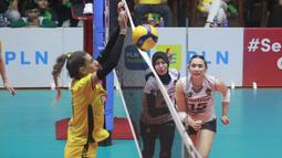 Pevoli putri Jakarta Pertamina Fastron, Yola Yuliana (kanan) saat bertanding melawan Gresik Petrokimia Pupuk Indonesia pada lanjutan seri pertama putaran kedua Proliga 2023 yang berlangsung di GOR Tridharma Gresik, Minggu (5/2/2023). (Dok. Proliga)
