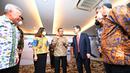 Direktur Utama BTN, Haru Koesmahargyo (tengah) berbincang usai penandatanganan Perjanjian Pinjaman Bank BTN dengan JICA, Citi Bank dan BCA di Jakarta, Rabu (18/5/2022). Bank BTN mendapat dukungan fasilitas pinjaman dari JICA, Citi Bank dan BCA senilai total USD 100 juta atau setara Rp 1,4 triliun untuk mendukung pembiayaan rumah rakyat dan menyukseskan Program Sejuta Rumah. (Liputan6.com/HO/BTN)