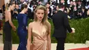 Selain itu, sumber lain mengatakan bahwa pasangan yang berbeda usia 20 tahun itu menikah lantaran untuk menaikkan pamor dari aktris Amber Heard. (AFP/Bintang.com)