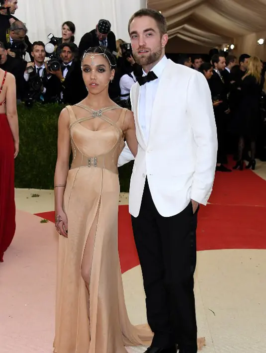 Meskipun tidak mengenakan gaya berpakaian yang senada, namun Pattinson dan Twigs kompak memakai sunglassesnya untuk melindungi mata mereka dari sinar matahari yang menyilaukan pandangan. (AFP/Bintang.com)