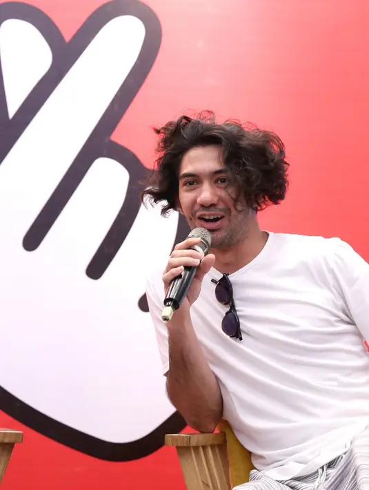 Reza berbagi cerita saat dirinya sedang menjalankan puasa sedang jalan bersama ibunya. Meski berpuasa, ia tetap menawarkan makan pada ibunya yang tak puasa. (Daniel Kampua/Bintang.com)