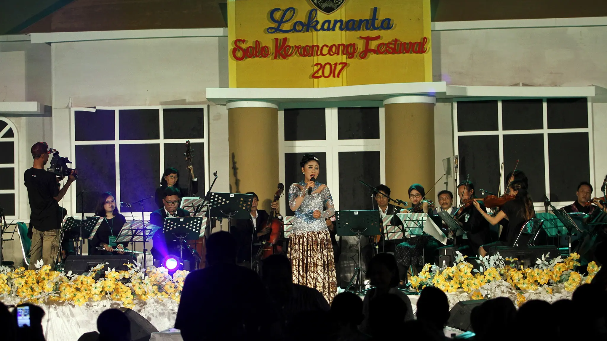 Penyanyi muda di festival keroncong Solo (Liputan6.com / Fajar Abrori)