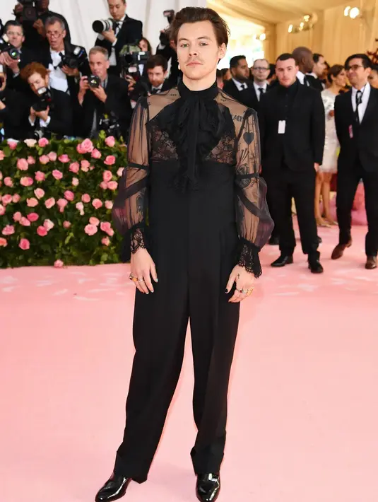<p>Harry Styles di momen Met Gala 2019. Foto: Vogue.</p>