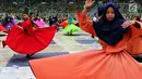 Penampilan penari sufi saat memeriahkan Harlah ke-73 Muslimat NU di SUGBK, Jakarta, Minggu (27/1). Penampilan 999 penari sufi ini mencetak rekor dunia. (Liputan6.com/JohanTallo)