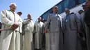 Warga Suriah dari provinsi Idlib, berkumpul sebelum menaiki bus ke Tanah Suci Makkah di kota Binnish, Senin (22/7/2019). Jemaah calon haji asal Suriah melakukan perjalanan ke Arab Saudi untuk menjalankan ibadah haji dari perbatasan Bab al-Hawa yang berseberangan dengan Turki. (Omar HAJ KADOUR/AFP)