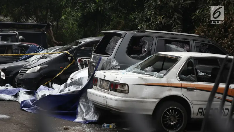 Evakuasi Mobil Rusak Sisa Penyerangan Polsek Ciracas