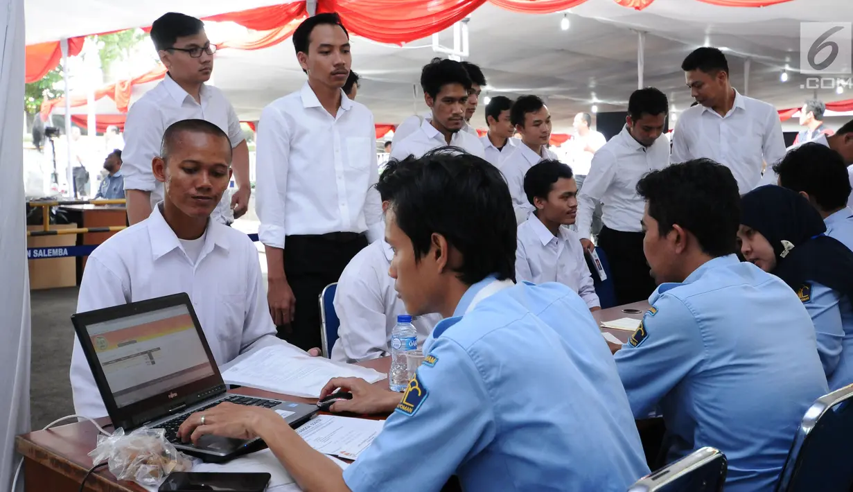 Peserta tes seleksi CPNS Kemenkumham saat pengecekan keabsahan administrasi di gedung BKN, Jakarta, Senin (11/9). Pada 2017, tercatat 1.116.138 pelamar CPNS mendaftar di lingkungan Kemenkumham. (Liputan6.com/Helmi Fithriansyah)