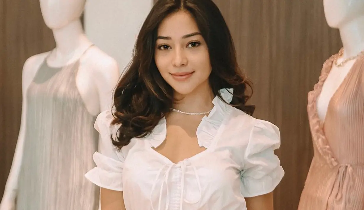 Ketika mengunjungi suatu tempat, nampaknya baju putih jadi pilihan Nikta Willy. Kini wanita yang tengah hamil anak pertamanya ini makin stylish dengan baju putih simpel. Ditambah aksesoris kalung yang dipakai, membuatnya tampak cantik. (Liputan6.com/IG/@nikitawillyofficial94)