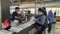 Pedagang tempe kembali berjualan di UPT Cisalak Pasar, Kecamatan Cimanggis, Kota Depok. (Liputan6.com/Dicky Agung Prihanto)