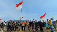 Menyambut Hari Ulang Tahun Kemerdekaan ke-67 RI, puluhan pemuda dan warga menggelar upacara bendera di atas Gunturan Hills, puncak tertinggi di Kota Cilegon. (Liputan6.com/ Yandhi Deslatama)