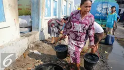 Seorang wanita membawa ember berisi air bersih di kawasan Muara Angke, Jakarta, Selasa (4/8/2015). Memasuki musim kemarau, warga kesulitan mendapatkan air bersih karena beberapa sumber air mengalami kekeringan. (Liputan6.com/Faizal Fanani)