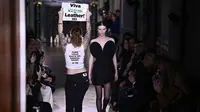 Show koleksi Victoria Beckham di Paris Fashion Week diriuhkan aktivis lingkungan. (dok. JULIEN DE ROSA / AFP)