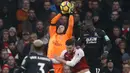 Kiper Arsenal, Petr Cech mengamankan bola dari kejaran pemain Crystal Palace pada lanjutan Premier League di Emirates stadium, London, (20/1/2018). Arsenal menang 4-1. (AP/Frank Augstein)