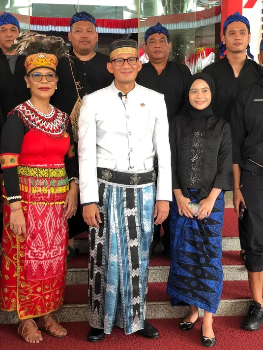 Menteri Pariwisata, Sandiaga Uno tampil mengenakan pakaian Bugis dengan atasan putih dipadukan kain bugis sesuai dengan tempat kelahiran sang ayah. [Pribadi]