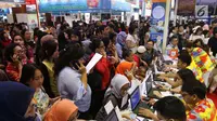 Pengunjung memadati salah satu biro perjalanan dalam Garuda Indonesia Travel Fair (GATF) 2018 di Jakarta Covention Centre, Jumat (5/4). Pada GATF kali ini, Garuda Indonesia bersama Bank Mandiri mempunyai beragam tawaran menarik (Liputan6.com/Angga Yuniar)