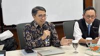 Kepala Departemen Kebijakan Makroprudensial Bank Indonesia, Solikin M. Juhro, dalam Taklimat Media mengenai kondisi ekonomi global, di Kantor Bank Indonesia, Senin (22/12/2025). (Liputan6.com/Tira)