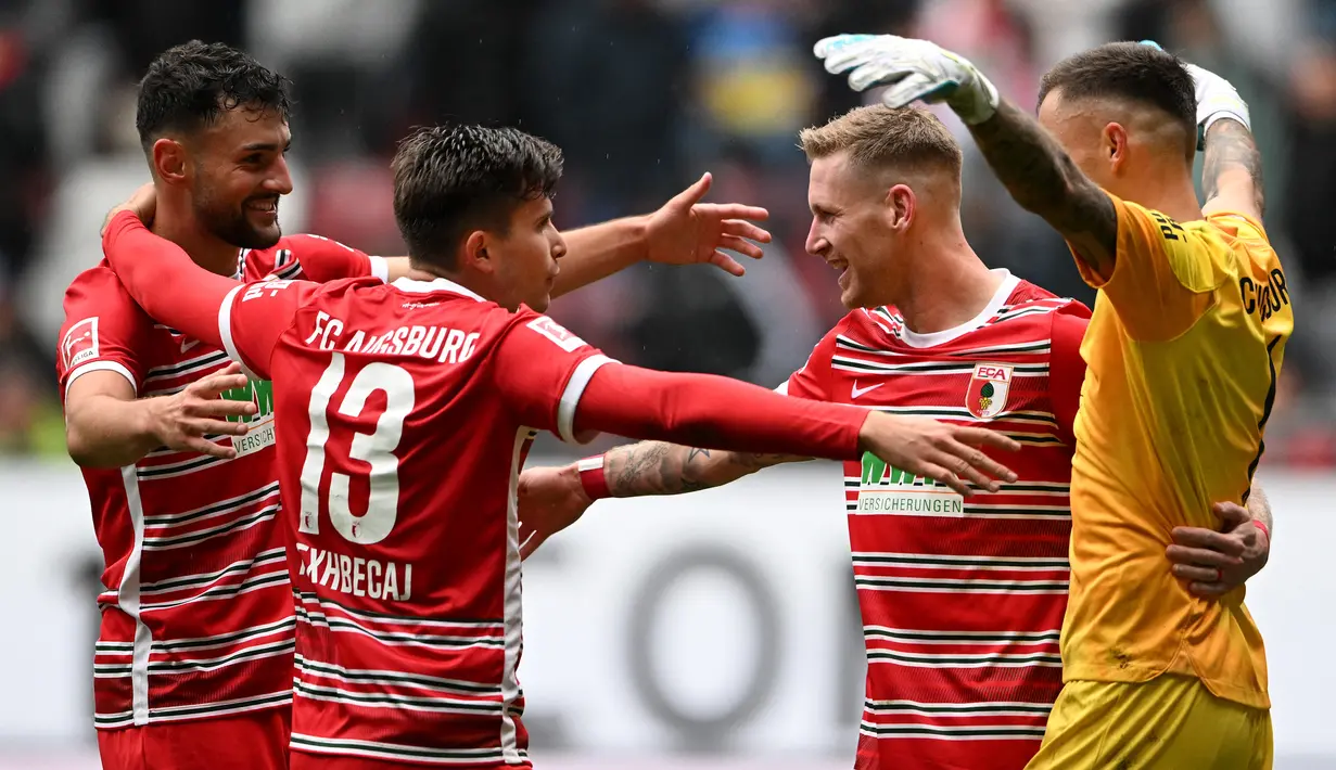FC Augsburg. Hingga pekan ke-15 Liga Jerman 2022/2023, Bayern Munchen masih memimpin klasemen dengan 34 poin, hasil dari 10 kali menang, 4 kali imbang dan 1 kali kalah. Satu-satunya kekalahan Die Roten diderita dari FC Augsburg yang kini menghuni posisi ke-14 pada pekan ke-7 (17/9/2022). Saat itu FC Augsburg yang bertindak sebagai tuan rumah sukses mengalahkan Manuel Neuer dkk dengan skor 1-0 lewat satu-satunya gol Mergim Berisha. (AFP/Christof Stache)