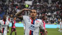 Salah satu aksi penyerang Lyon Memphis Depay pada pertandingan Ligue 1 antara timnya dan Toulouse, di di Stade des Lumieres, Lyon, Minggu (12/3/2017). Pada laga yang berakhir 4-0 itu, Depay mencetak dua gol.