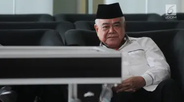 Anggota Komisi VII DPR RI, Nawafie Saleh berada di ruang tunggu sebelum menjalani pemeriksaan di Gedung KPK, Jakarta, Senin (24/9). Politikus Partai Golkar itu diperiksa sebagai saksi terkait kasus dugaan suap proyek PLTU Riau-1. (Merdeka.com/Dwi Narwoko)