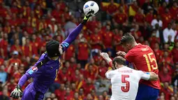 Kiper Republik Ceska, Petr Cech, menghalau bola udara dari gempuran pemain Spanyol. Namun setiap serangan juara dunia 2010 itu bisa dipatahkan oleh barisan pertahanan Republik Ceska. (AFP/Pierre-Philippe Marcou)