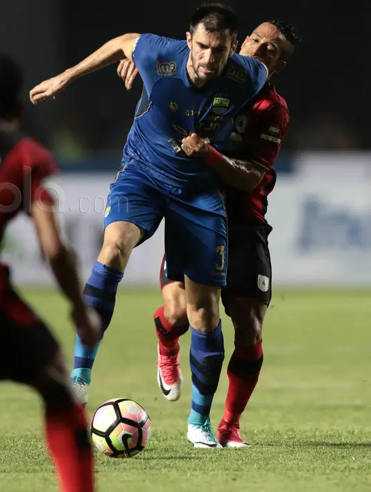 Aksi pemain Persib Bandung, Vladimir Vujovic saat berusaha keluar dari tekanan pemain Persipura pada lanjutan Liga 12017 di Stadion GBLA, Bandung, Minggu (7/5/2017). Persib menang 1-0. (Bola.com/Nicklas Hanoatubun)