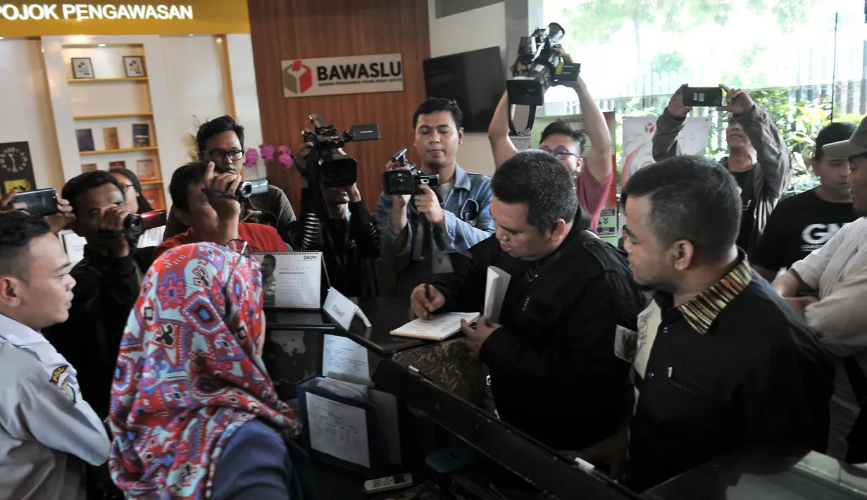 Anggota Garda Nasional untuk Rakyat (GNR) saat melaporkan capres dan cawapres Prabowo-Sandi ke Bawaslu, Jakarta, Kamis (4/10). Pelaporan terkait dugaan adanya kampanye hitam. (Merdeka.com/Iqbal Nugroho)