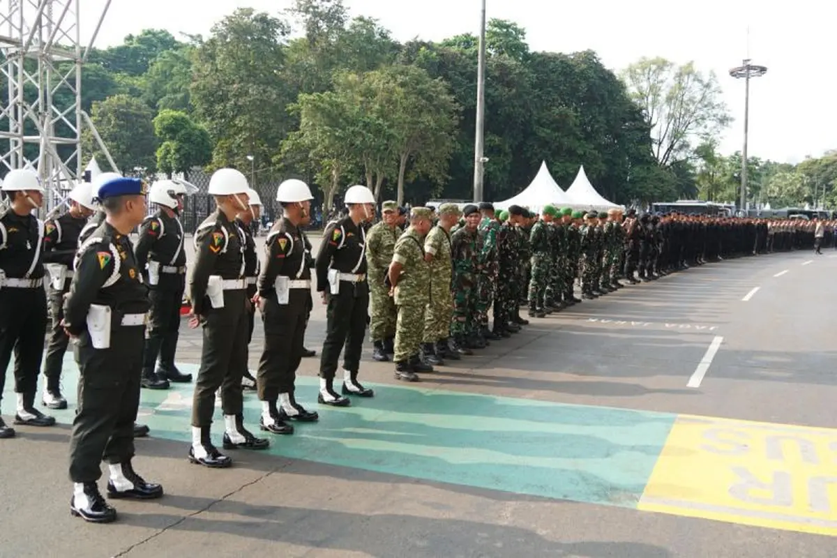 Ribuan petugas saat mengikuti apel pengamanan Laga Timnas Indonesia vs Oman di Gelora Bung Karno, Senayan, Jakarta, Jumat (5/6/2026).