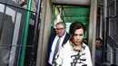 Istri Irman Gusman, Liestyana Gusman diikuti kuasa hukum, Razman Nasution berjalan meninggalkan ruang sidang PN Jaksel, Selasa (18/10). PN Jaksel menunda sidang permohonan praperadilan yang diajukan Irman Gusman melawan KPK. (Liputan6.com/Helmi Afandi)