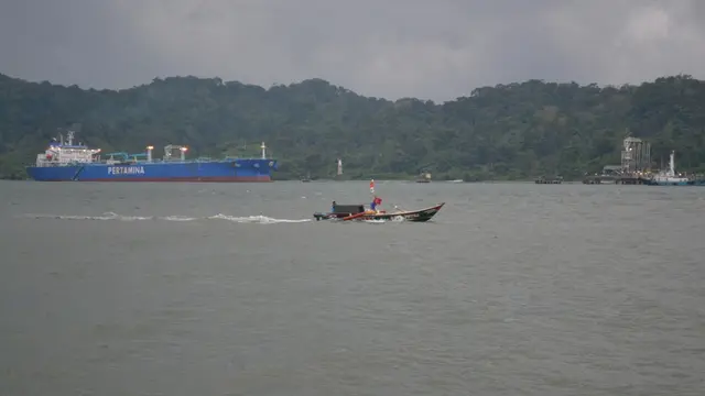 Nelayan kembali dari Laut Selatan Jawa melintasi selat Nusakambangan. (Foto: Liputan6.com/Muhamad Ridlo).